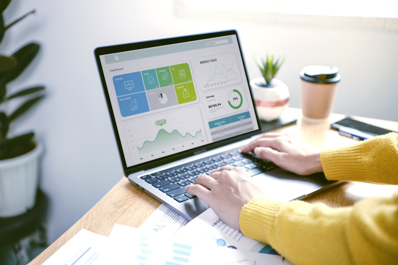 businesspeople-working-finance-accounting-analyze-financi