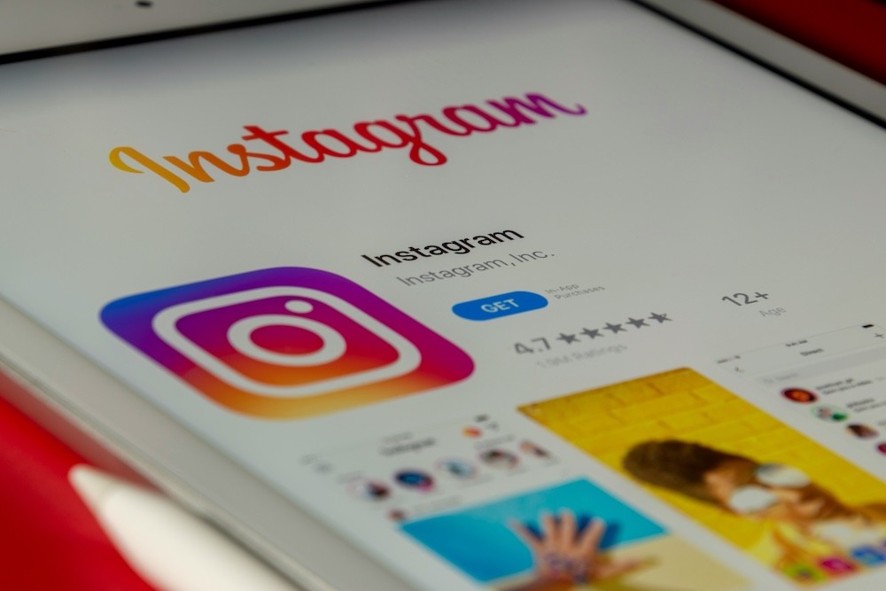 Zer da Instagram Collabs eta nola atera diezaiokegu etekinik handiena?